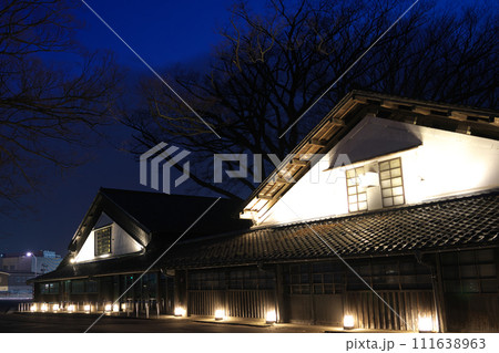 山形県酒田市山居倉庫の夜景 山形県酒田市山居倉庫の夜景 111638963
