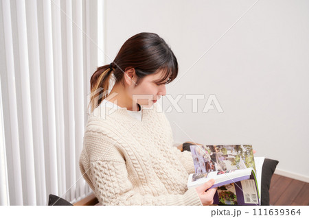 読書する女性 読書する女性 111639364