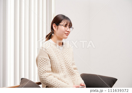 ぼーっとしてるメガネの女性 ぼーっとしてるメガネの女性 111639372