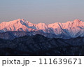 冬の朝焼けに染まる南アルプス山並み 111639671