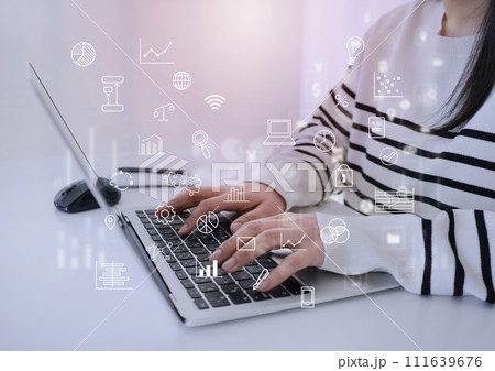 PC操作する女性とビジネスアイコンイメージ 111639676