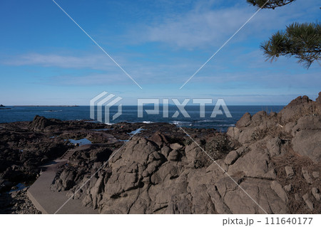 岩場の上から見た海と綺麗な空 岩場の上から見た海と綺麗な空 111640177