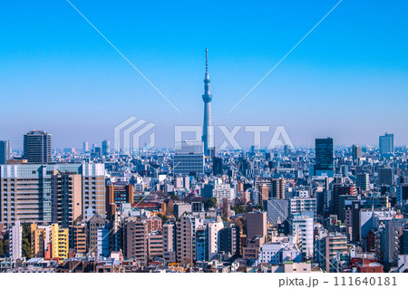 日本の東京都市景観 押上駅方面や東京スカイツリーなどを望む 日本の東京都市景観 押上駅方面や東京スカイツリーなどを望む 111640181