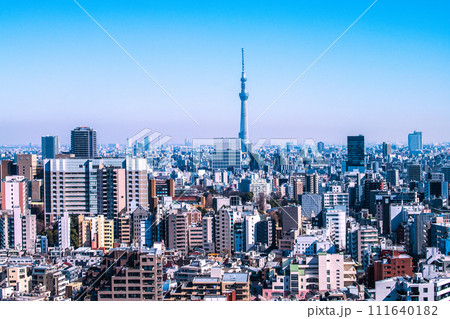 日本の東京都市景観 押上駅方面や東京スカイツリーなどを望む 111640182
