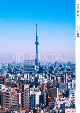 日本の東京都市景観 押上駅方面や東京スカイツリーなどを望む 日本の東京都市景観 押上駅方面や東京スカイツリーなどを望む 111640183