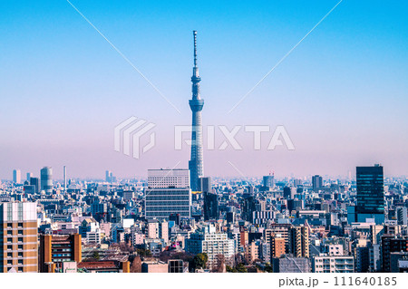 日本の東京都市景観 押上駅方面や東京スカイツリーなどを望む 日本の東京都市景観 押上駅方面や東京スカイツリーなどを望む 111640185