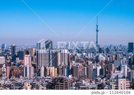 日本の東京都市景観 押上駅方面や東京スカイツリーなどを望む 111640186