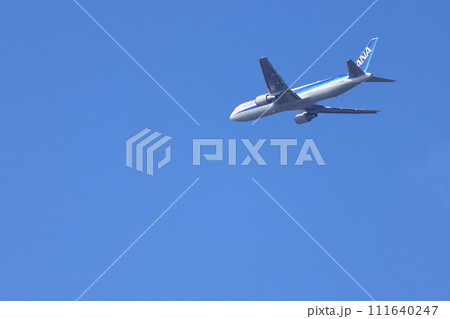 青空を飛ぶ飛行機。旅に出たくなる 青空を飛ぶ飛行機。旅に出たくなる 111640247