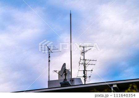 日本の東京都市景観 マンション屋上に設置されているアンテナや雲…この先テレビは… 日本の東京都市景観 マンション屋上に設置されているアンテナや雲…この先テレビは… 111640354
