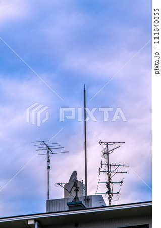 日本の東京都市景観 マンション屋上に設置されているアンテナや雲…この先テレビは… 111640355