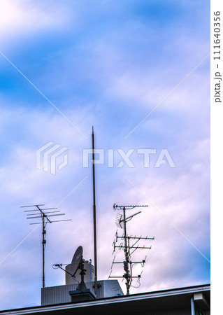 日本の東京都市景観 マンション屋上に設置されているアンテナや雲…この先テレビは… 111640356