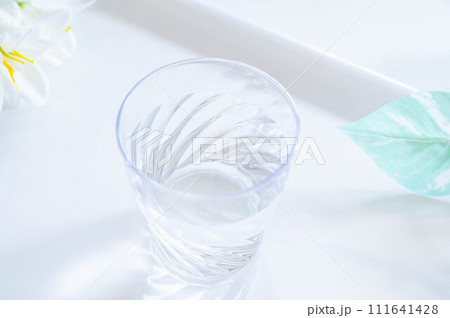 トライタンのグラスに入った水 111641428