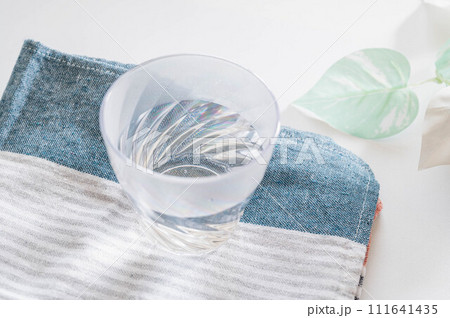 トライタンのグラスに入った白湯 111641435
