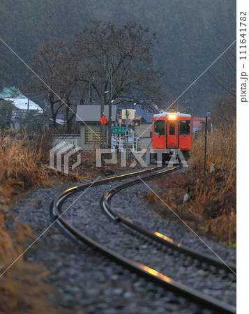 雨降る晩秋の只見線 111641782