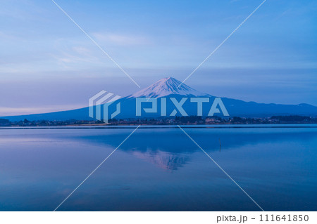 （山梨県）早朝の河口湖・逆さ富士 111641850
