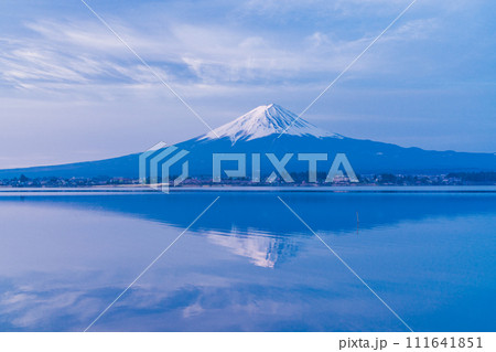 （山梨県）早朝の河口湖・逆さ富士 111641851