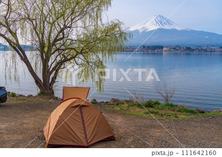 (山梨県)河口湖・湖畔のキャンプ (山梨県)河口湖・湖畔のキャンプ 111642160