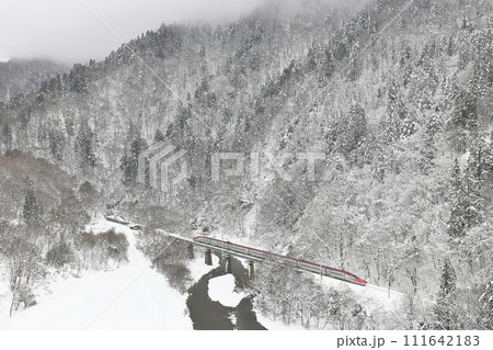 雪景色の秋田新幹線 雪景色の秋田新幹線 111642183