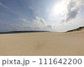 宮古島海岸砂浜幻想的太陽と雲 111642200