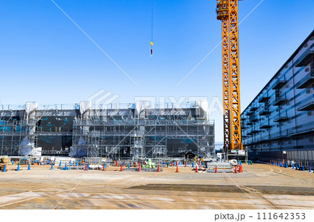建設工事現場 重機タワークレーン 建設工事現場 重機タワークレーン 111642353
