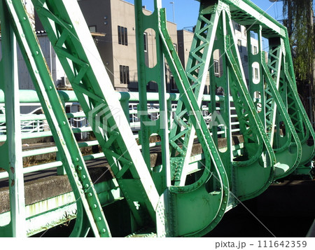 東京都江東区大島川西支川に架かる「緑橋」 東京都江東区大島川西支川に架かる「緑橋」 111642359