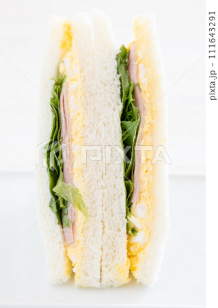おいしいハムレタスたまごサンド 111643291