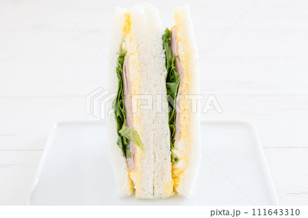おいしいハムレタスたまごサンド 111643310