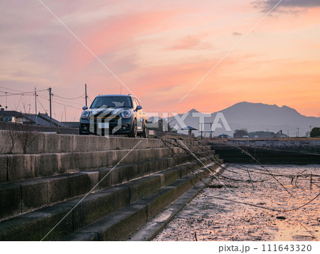 夕暮れに船溜まりに停車する車 夕暮れに船溜まりに停車する車 111643320