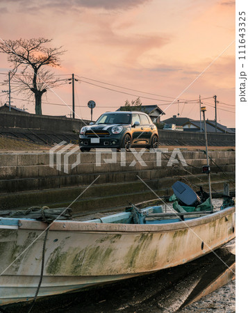 夕暮れに船溜まりに停車する車 夕暮れに船溜まりに停車する車 111643325