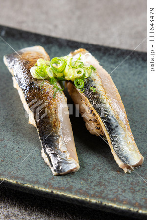 おいしい炙り鰯の握り鮨 111643479
