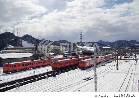 雪化粧した列車の車両基地（後藤総合車両所運用検修センター） 111643516