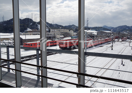 雪化粧した列車の車両基地（後藤総合車両所運用検修センター） 111643517