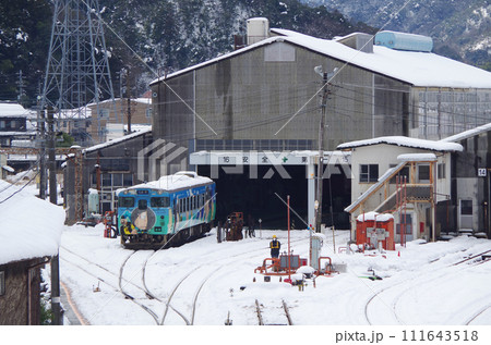 雪化粧した列車の車両基地(後藤総合車両所運用検修センター) 雪化粧した列車の車両基地(後藤総合車両所運用検修センター) 111643518