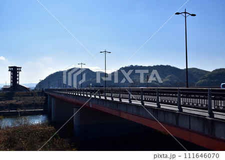 京都八幡市・木津川御幸橋から男山の眺め 111646070