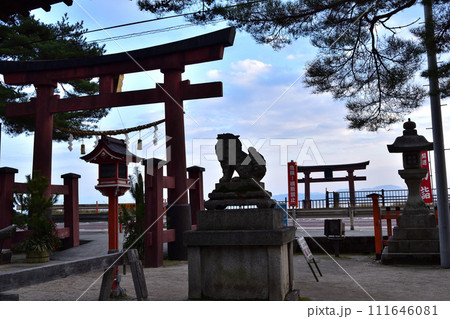 高島市・白鬚神社の鳥居 高島市・白鬚神社の鳥居 111646081