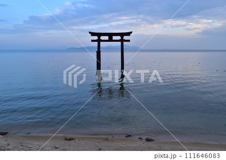 高島市・白鬚神社の湖中大鳥居と琵琶湖 111646083