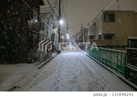 雪の降り始めた住宅街 111646242