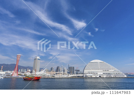 神戸ポートタワーと御座船安宅丸　ベイエリア（メリケンパーク） 111647983