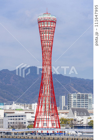 青空に映える神戸ポートタワー 111647995