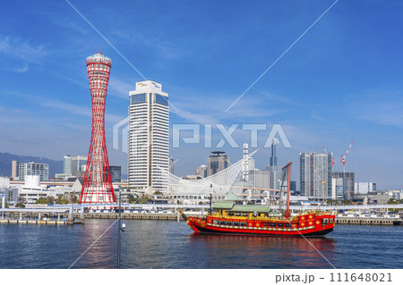 青空に映える神戸ポートタワーと遊覧船　メリケンパーク 111648021