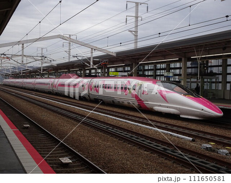 停車中のピンクな500系 111650581