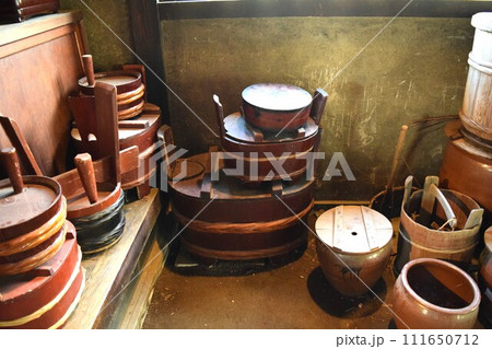 かまど 古風な台所 111650712