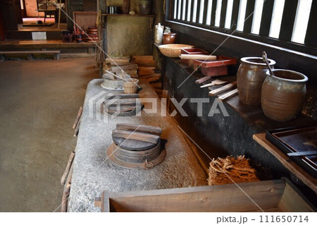 かまど 古風な台所 111650714