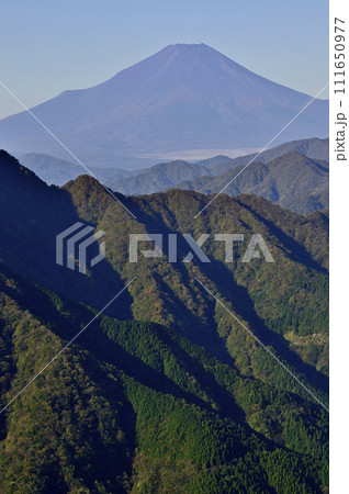紅葉の丹沢山地 姫次より富士山を望む 紅葉の丹沢山地 姫次より富士山を望む 111650977