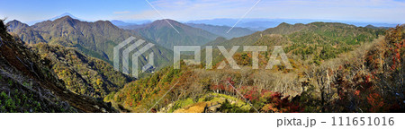 紅葉の丹沢山地　蛭ヶ岳より重なる富士山と檜洞丸に大室山と袖平山を望むパノラマ 111651016