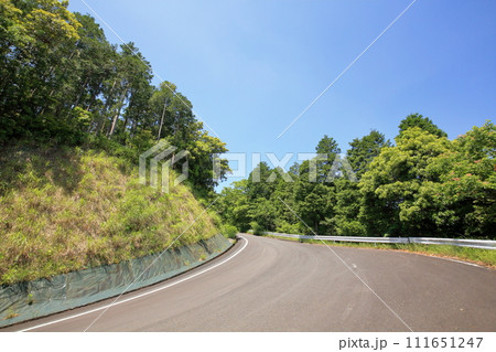 山中のアスファルト道路 山中のアスファルト道路 111651247