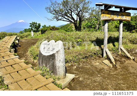 丹沢山地の丹沢山山頂より富士山を望む 111651375