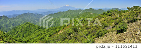 丹沢山地の不動ノ峰からのパノラマ 緑の山地と富士山 丹沢山地の不動ノ峰からのパノラマ 緑の山地と富士山 111651413