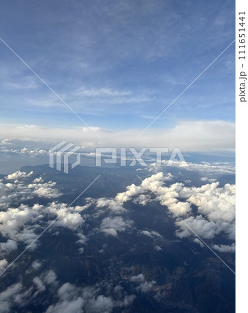 空から見た雲と海 111651441