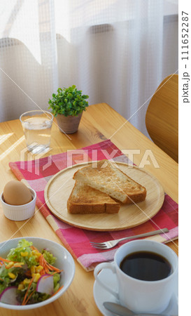 コーヒー・トースト・ゆで玉子・サラダのモーニングセット イメージ コーヒー・トースト・ゆで玉子・サラダのモーニングセット イメージ 111652287